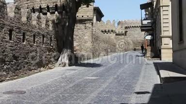 5月9日，<strong>2017</strong>年-AZERBA I JAN，BAKU：巴库城的城<strong>墙</strong>。 游客们漫步在阿塞拜疆首都的景色中
